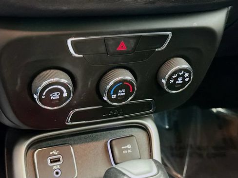 Used 2018 Jeep Compass Latitude FWD image 15