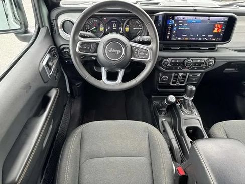 Used 2024 Jeep Wrangler Unlimited Sahara AWD/4WD image 15