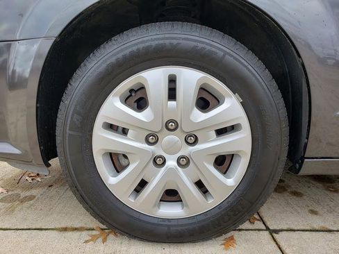 Used 2018 Dodge Grand Caravan SE w/ UConnect Hands-Free Group image 27