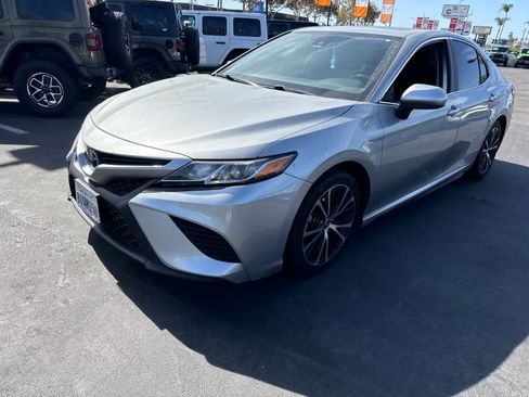 Used 2020 Toyota Camry SE FWD image 1