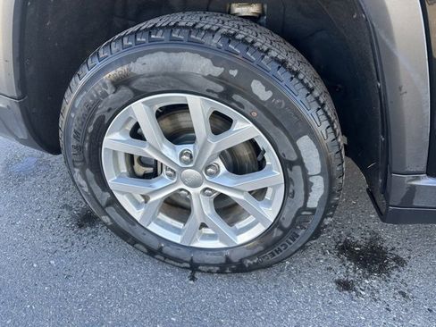 Used 2023 Jeep Grand Cherokee L Limited w/ Luxury Tech Group II image 10