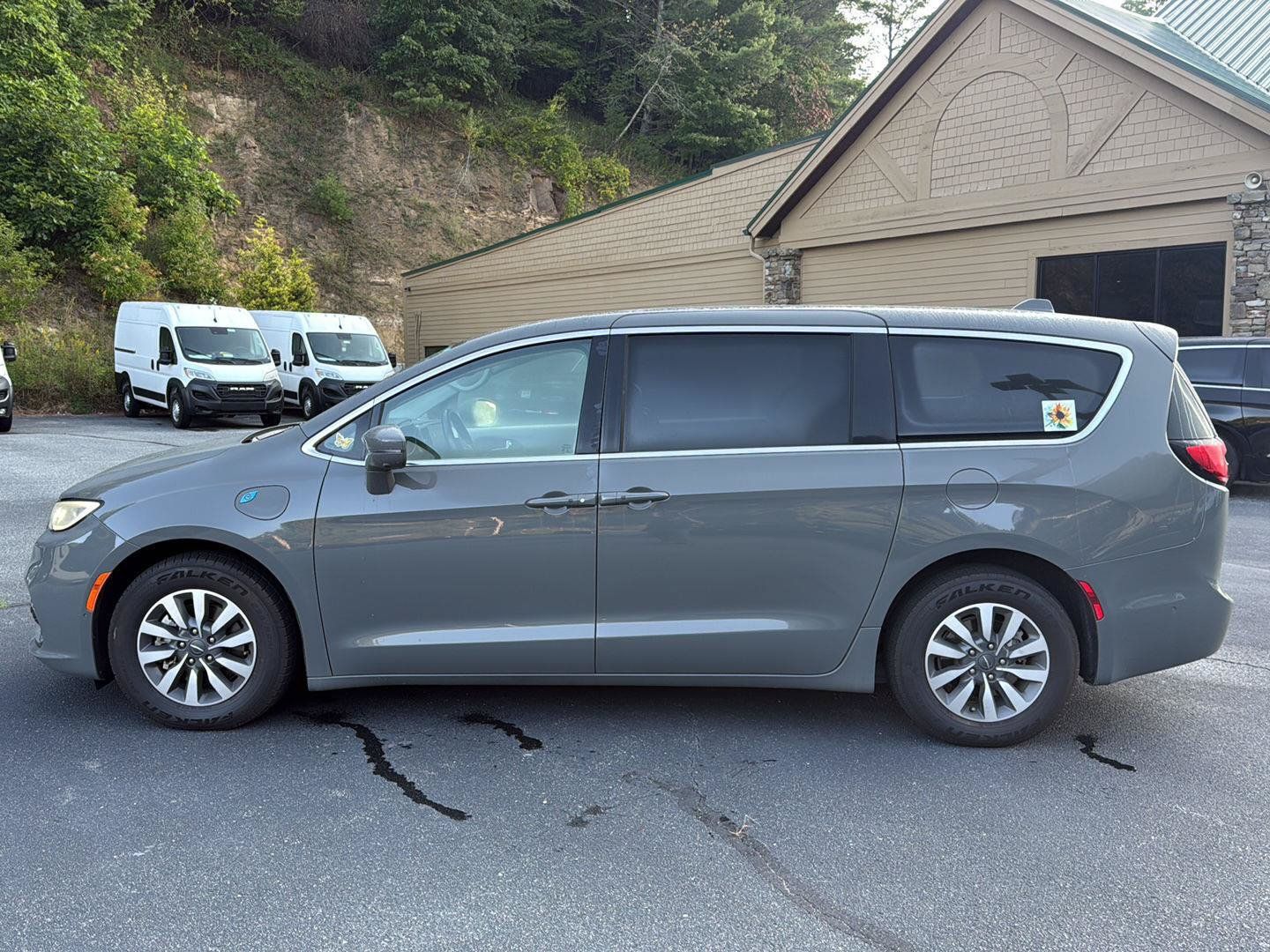 Used 2022 Chrysler Pacifica Touring-L w/ Uconnect Theater Family Group FWD image 5