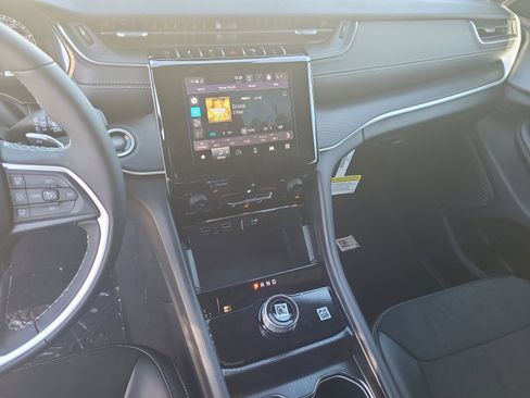 New 2025 Jeep Grand Cherokee Altitude image 12