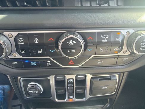 Used 2025 Jeep Wrangler Unlimited Sahara AWD/4WD image 16