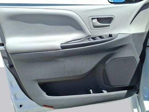 Used 2020 Toyota Sienna L FWD image 10