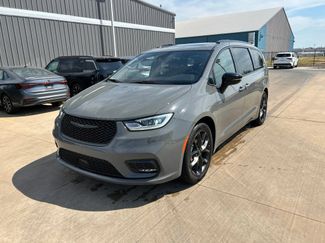 Used 2025 Chrysler Pacifica Limited FWD video 1