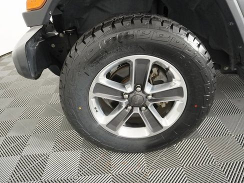 Used 2019 Jeep Wrangler Unlimited Sahara image 17