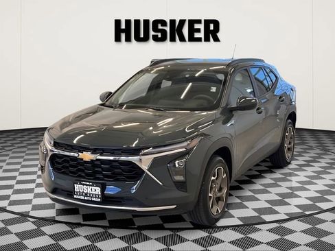 Used 2025 Chevrolet Trax LT FWD image 4
