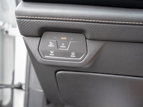 Used 2024 Volkswagen Atlas SE image 22