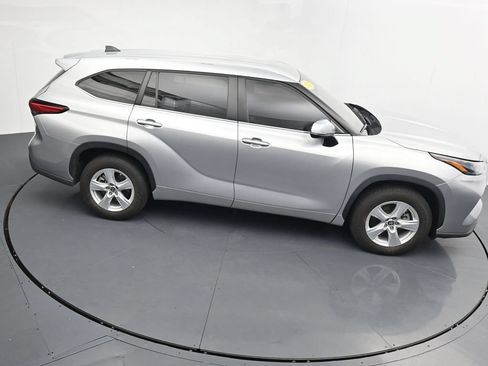 Used 2023 Toyota Highlander LE FWD image 29