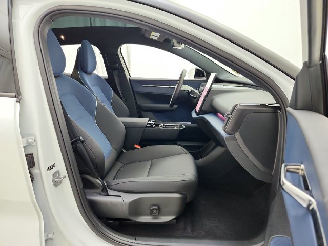 Used 2025 Volvo EX30 Plus w/ Climate Package AWD/4WD image 19