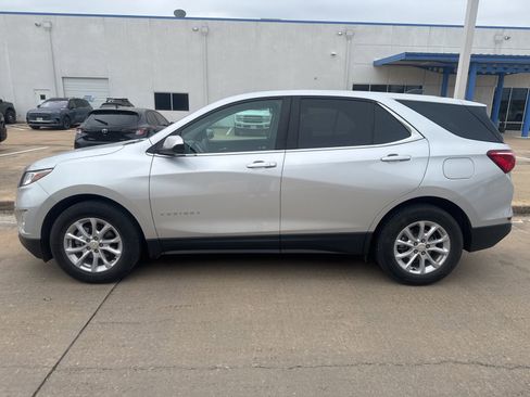 Used 2021 Chevrolet Equinox LT image 2
