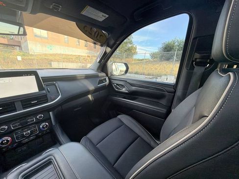 Used 2023 GMC Yukon XL SLT w/ SLT Premium Package AWD/4WD image 14