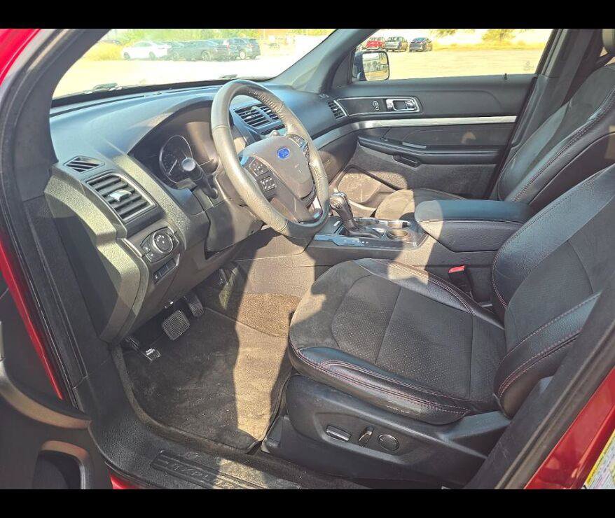 Used 2018 Ford Explorer XLT w/ Equipment Group 202A FWD image 3