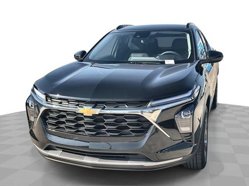Used 2025 Chevrolet Trax LT FWD image 1