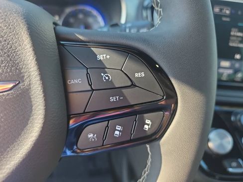 Used 2025 Chrysler Pacifica Limited FWD image 21