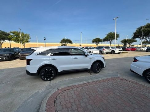 Certified 2025 Kia Sorento EX FWD image 17