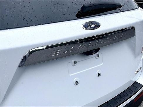 Used 2021 Ford Explorer XLT w/ Equipment Group 202A AWD/4WD image 8