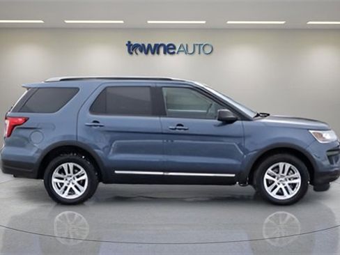 Used 2018 Ford Explorer XLT image 5