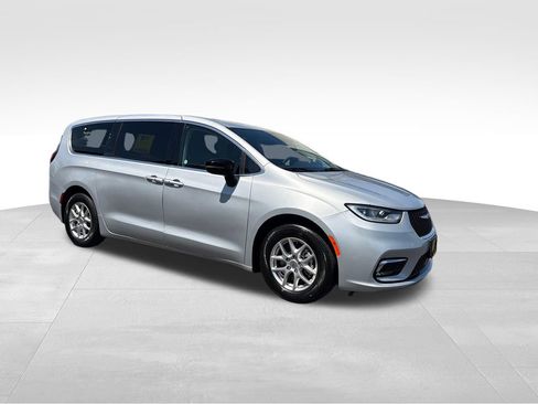 Used 2024 Chrysler Pacifica Touring-L FWD image 8