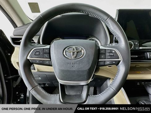 Used 2024 Toyota Highlander XLE FWD image 11