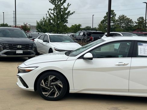 Used 2025 Hyundai Elantra SEL FWD image 7