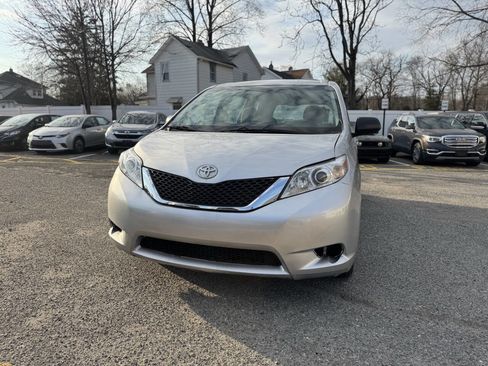 Used 2014 Toyota Sienna L image 2