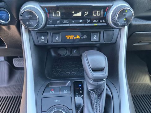 Used 2020 Toyota RAV4 XLE w/ XLE Grade Weather Package AWD/4WD image 15