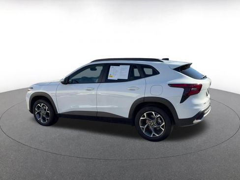 Used 2025 Chevrolet Trax LT w/ LT Convenience Package image 10