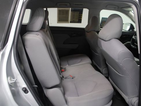 Used 2023 Toyota Highlander LE image 31