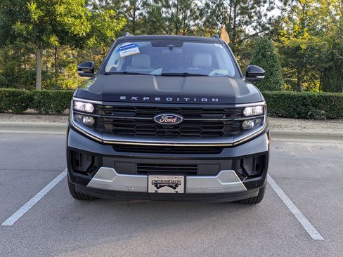 Certified 2025 Ford Expedition Platinum w/ Platinum Ultimate Package AWD/4WD image 9