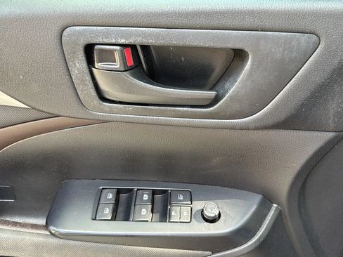 Used 2016 Toyota Highlander LE FWD image 43