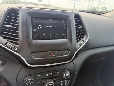 Used 2019 Jeep Cherokee Latitude Plus w/ Comfort/Convenience Group AWD/4WD image 13