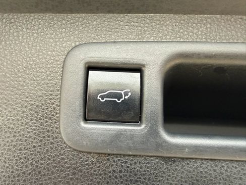 Used 2021 Toyota Highlander XLE AWD/4WD image 14