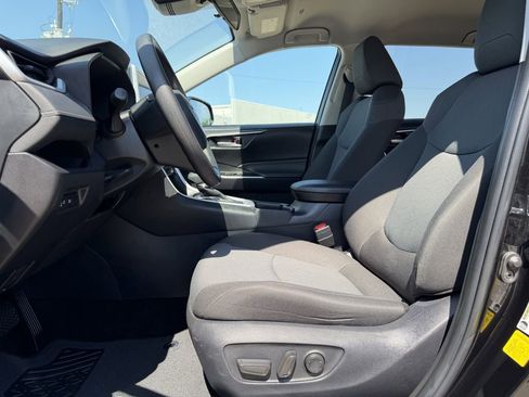 Used 2025 Toyota RAV4 XLE FWD image 27
