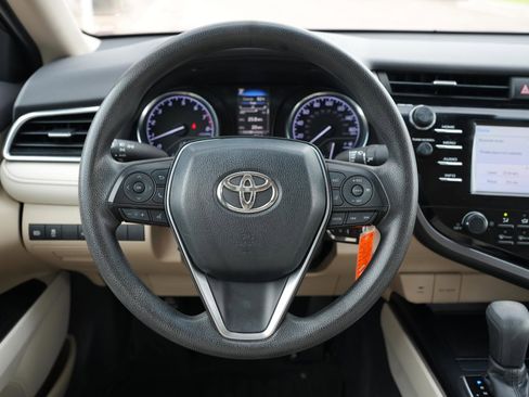 Used 2018 Toyota Camry LE FWD image 17