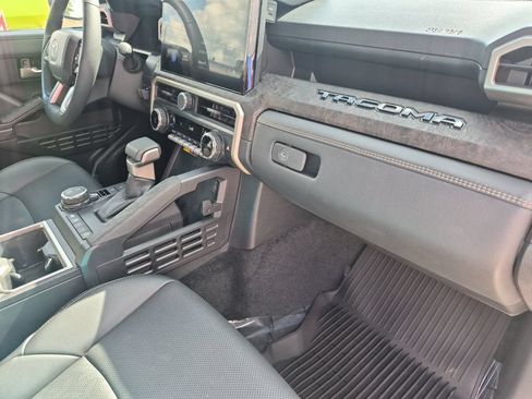 Used 2025 Toyota Tacoma Limited AWD/4WD image 13