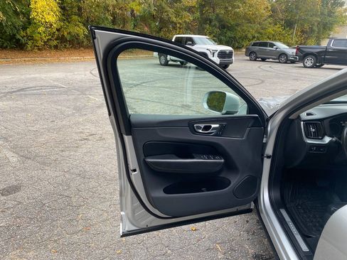 Used 2018 Volvo XC60 T5 Momentum w/ Vision Package image 13