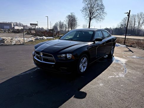 Used 2012 Dodge Charger SE image 3