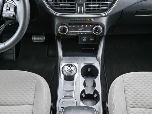 Used 2022 Ford Escape SE w/ SE Sport Appearance Package image 17