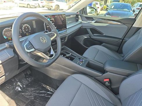 New 2026 Volkswagen Tiguan SE FWD image 12