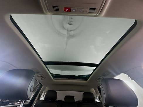 Used 2021 Volkswagen Tiguan SE w/ Panoramic Sunroof Package FWD image 24