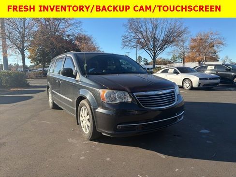 Used 2014 Chrysler Town & Country Touring image 1