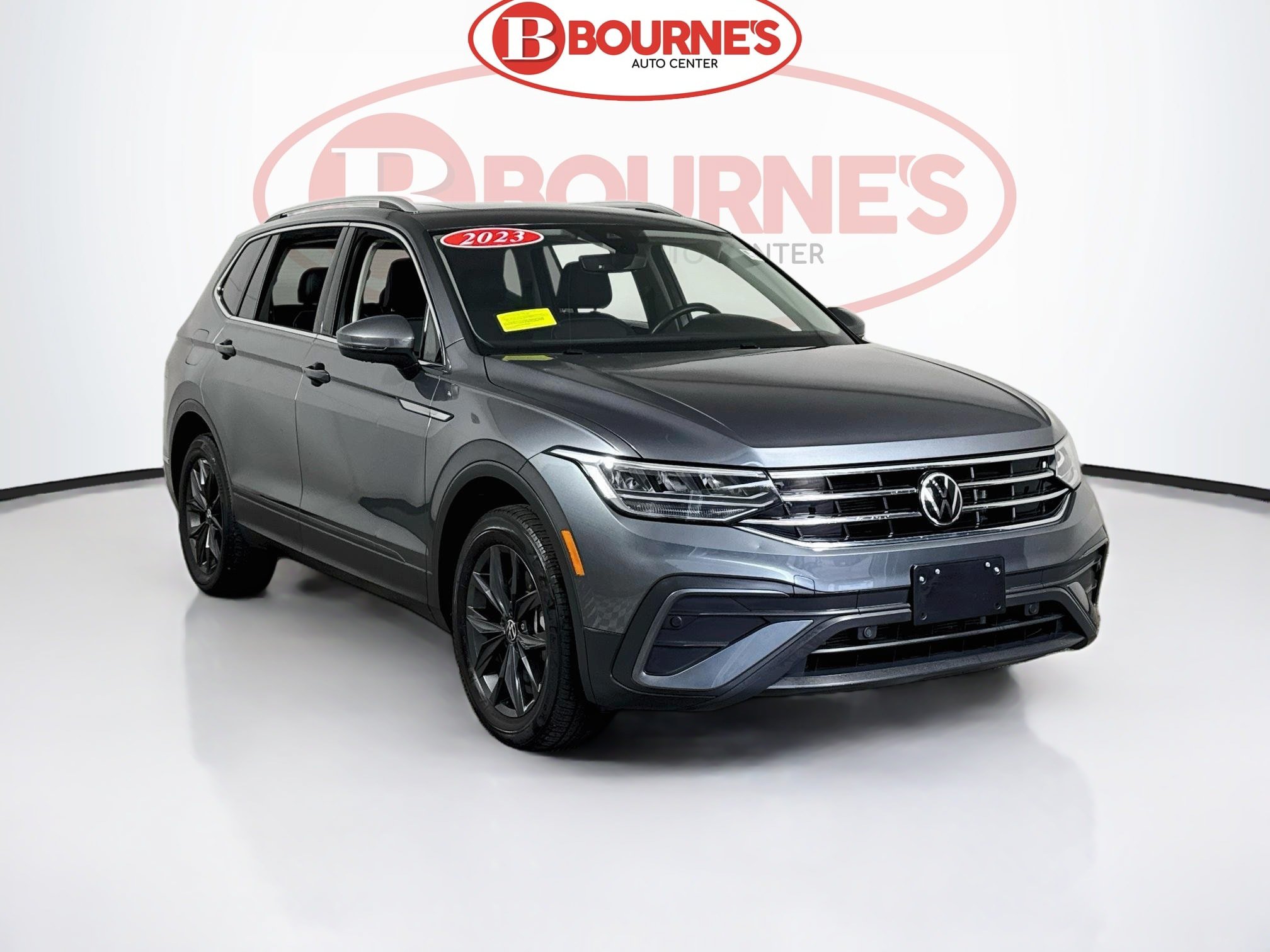 Used 2023 Volkswagen Tiguan SE w/ Panoramic Sunroof Package AWD/4WD image 1
