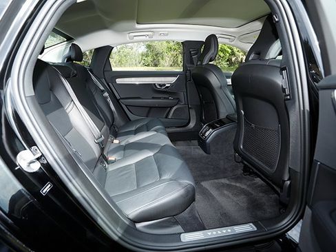 Used 2023 Volvo S90 B6 Plus image 23