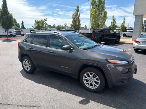 Used 2016 Jeep Cherokee Latitude w/ Safety/Convenience Group AWD/4WD image 4