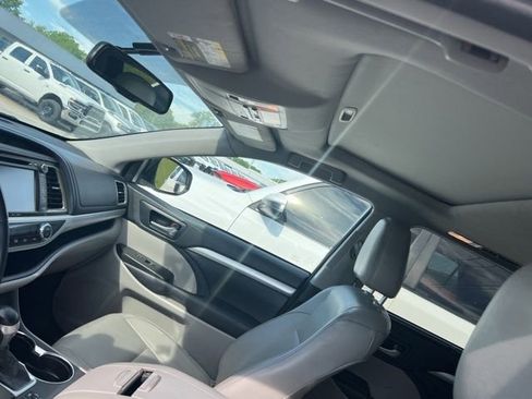Used 2016 Toyota Highlander XLE AWD/4WD image 6