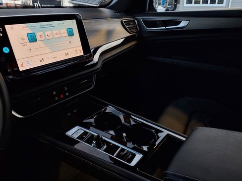 Used 2025 Volkswagen Atlas Cross Sport SE image 23