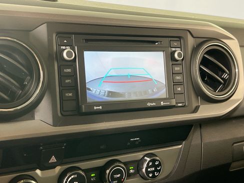 Used 2018 Toyota Tacoma SR5 AWD/4WD image 13