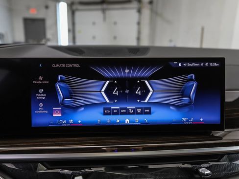 Used 2026 BMW X7 xDrive40i AWD/4WD image 18
